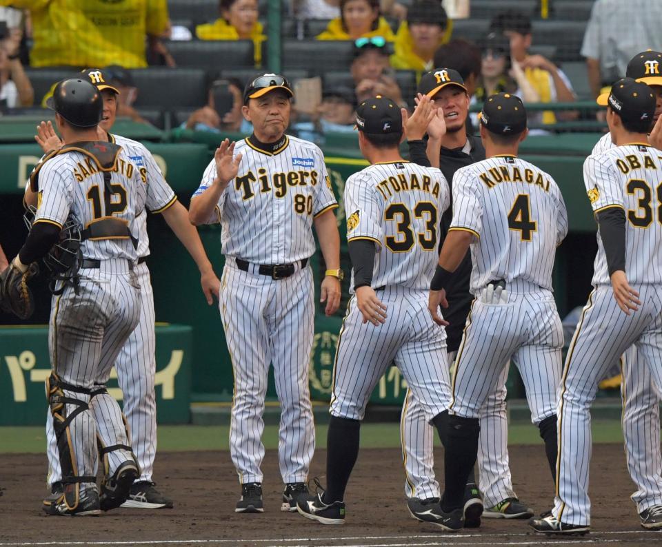 　ナインを出迎える岡田監督（撮影・神子素慎一）