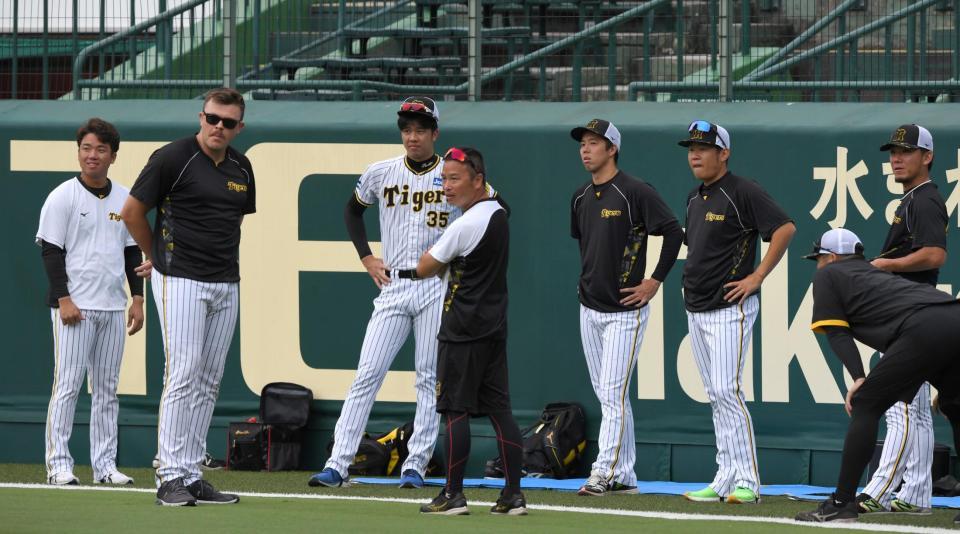　練習に合流したビーズリー（左から２人目）＝撮影・北村雅宏