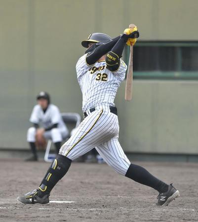 　１０回、サヨナラ２ランを放つ井上（撮影・石井剣太郎）