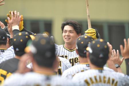 　延長１０回、サヨナラ２ランを放った井上はナイン総出の出迎えを受ける（撮影・石井剣太郎）