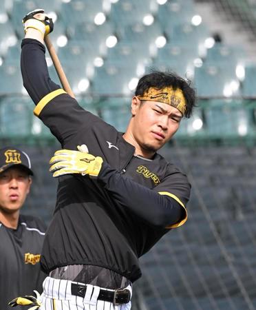 　試合前の打撃練習に臨む佐藤輝（撮影・高部洋祐）