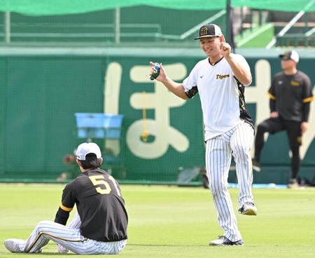 　試合前、中野（左）に向かってポーズを決める森下（撮影・高部洋祐）
