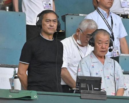 　グラウンドを見つめる渡辺謙（左）＝撮影・高部洋祐