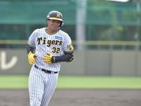 　１０回、サヨナラ２ランを放った井上は笑顔で本塁へ向かう（撮影・石井剣太郎）