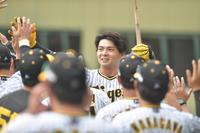 　延長１０回、サヨナラ２ランを放った井上はナイン総出の出迎えを受ける（撮影・石井剣太郎）