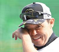 　試合前、少しお疲れモード！？の岡田監督（撮影・高部洋祐）