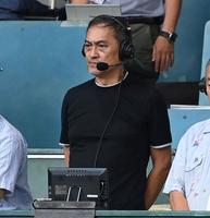 　ＡＢＣラジオのゲストとして試合を観る渡辺謙（撮影・飯室逸平）