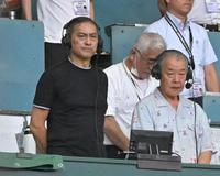 　グラウンドを見つめる渡辺謙（左）＝撮影・高部洋祐