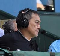 　解説ブースに座る渡辺謙（撮影・北村雅宏）