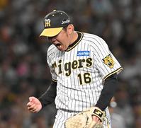 　７回、岡本和を二ゴロに打ち取り、雄たけびを上げる西勇（撮影・高部洋祐）