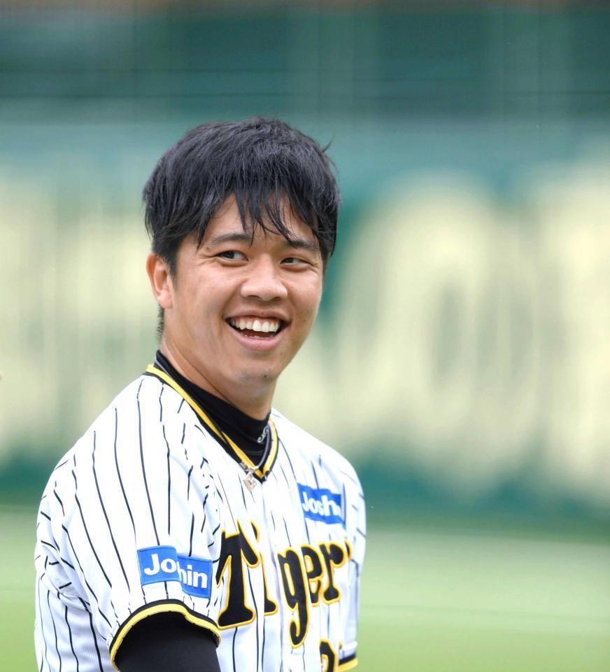 　練習中に笑顔を見せる才木