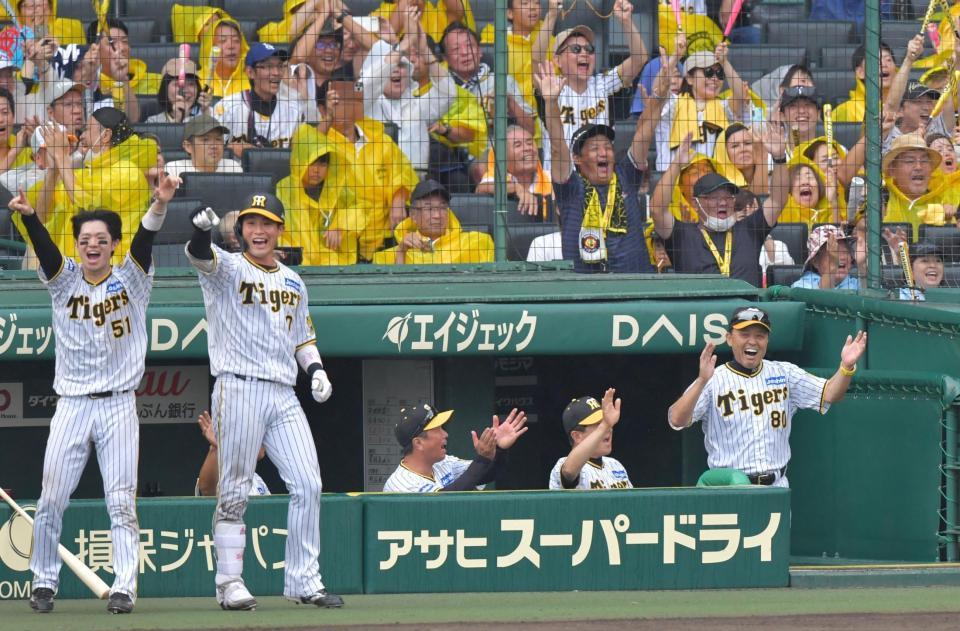 　８回、阪神・糸原健斗の勝ち越し打に喜ぶ阪神・岡田彰布監督＝甲子園（１０日）