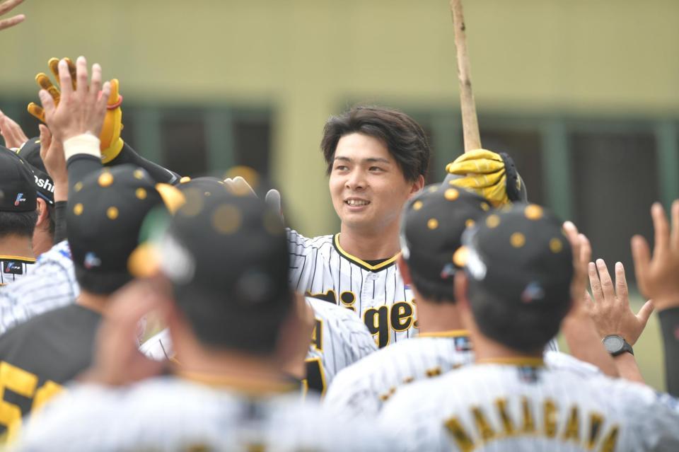 　延長１０回、サヨナラ２ランを放った井上はナイン総出の出迎えを受ける（撮影・石井剣太郎）