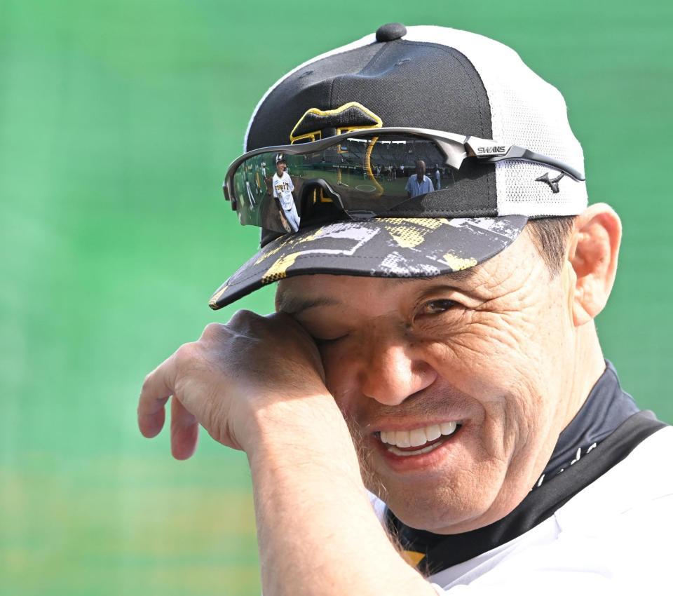 　試合前、少しお疲れモード！？の岡田監督（撮影・高部洋祐）