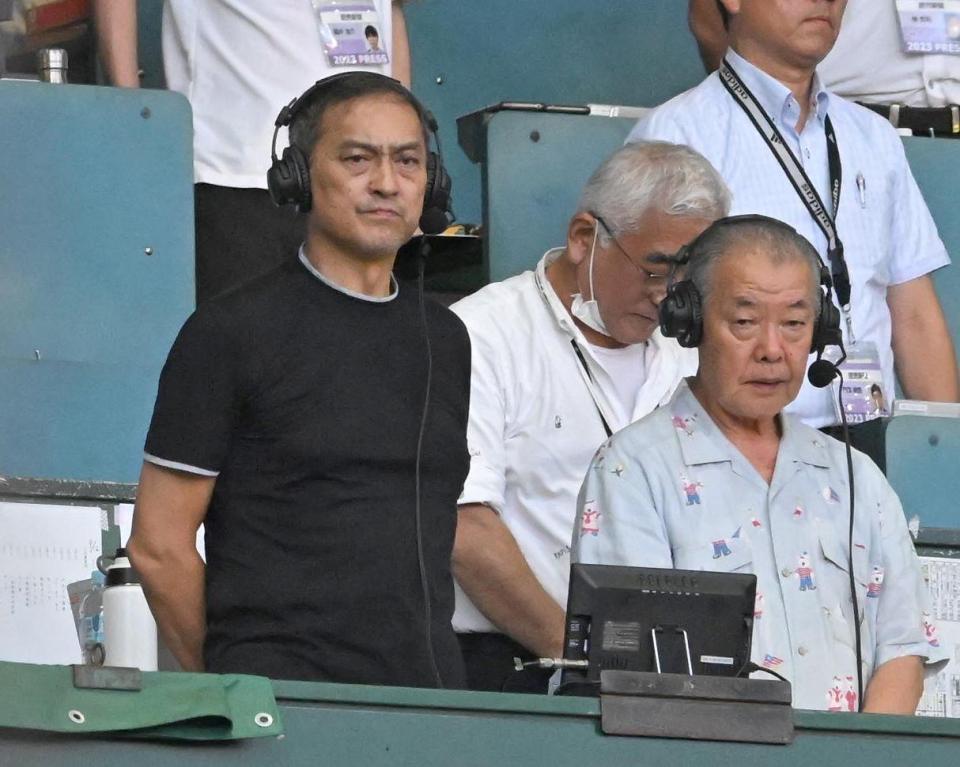 　グラウンドを見つめる渡辺謙（左）＝撮影・高部洋祐