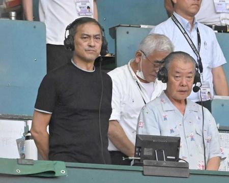 　グラウンドを見つめる渡辺謙（左）