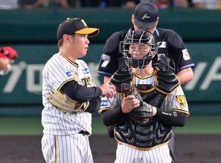 　７回、マウンドに足を運び話し込む坂本（右）と西勇（撮影・立川洋一郎）