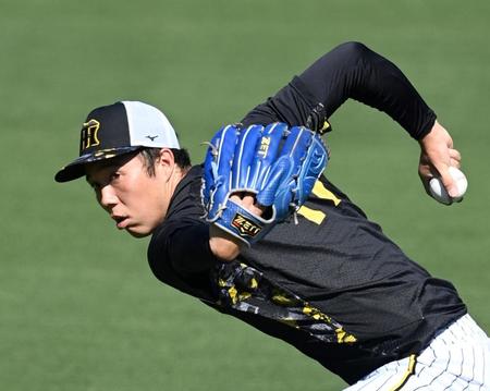 　キャッチボールする青柳（撮影・飯室逸平）