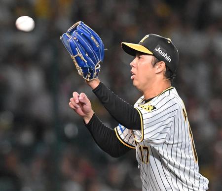 　２回、岡田の打球にグラブを伸ばす青柳（撮影・高部洋祐）