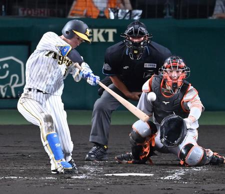 　３回、中前打を放つ近本（撮影・飯室逸平）