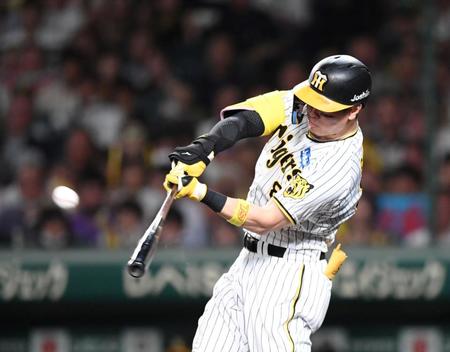 　３回、先制の満塁本塁打を放つ佐藤輝（撮影・中田匡峻）