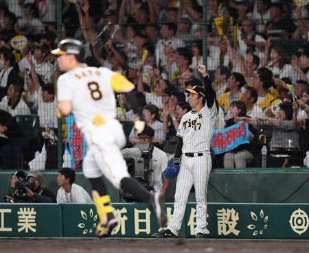 　３回、先制満塁弾を放った佐藤輝（左）の打球を見て、拳を突き上げる青柳（撮影・中田匡峻）