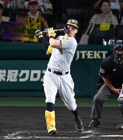 　２回、二塁打を放つ佐藤輝（撮影・飯室逸平）