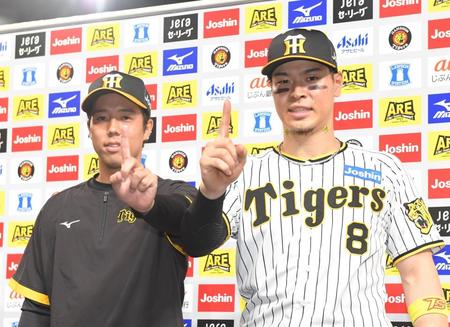 　ヒーローインタビューを終え、二人で「Ｍ１」のポーズを決める青柳（左）と佐藤輝（撮影・高部洋祐）