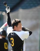 　打撃練習をする大山（撮影・中田匡峻）