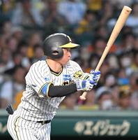 　１回、中前打を放つ近本（撮影・高部洋祐）