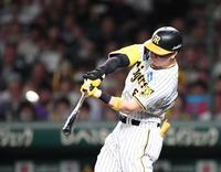 　３回、先制の満塁本塁打を放つ佐藤輝（撮影・中田匡峻）