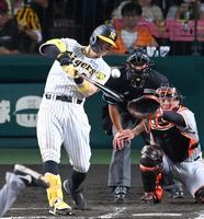 　８回、中前打を放つ佐藤輝（撮影・飯室逸平）