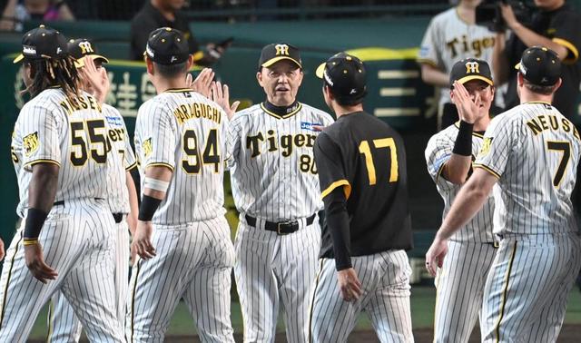 阪神タイガース 岡田監督 優勝 胴上げ 広島東洋カープ 新井監督 ボブルヘッド 阪神タイガース 岡田監督 優勝 胴上げ 広島東洋カープ 新井監督