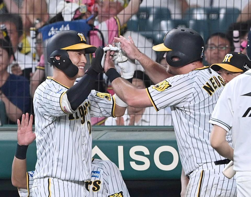 　２回、先制犠飛を放ち、ノイジー（右）と笑顔でタッチを交わす木浪