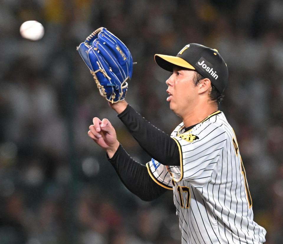 　２回、岡田の打球にグラブを伸ばす青柳（撮影・高部洋祐）