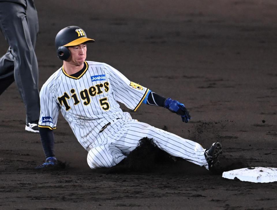 　３回、二盗を決める近本（撮影・飯室逸平）