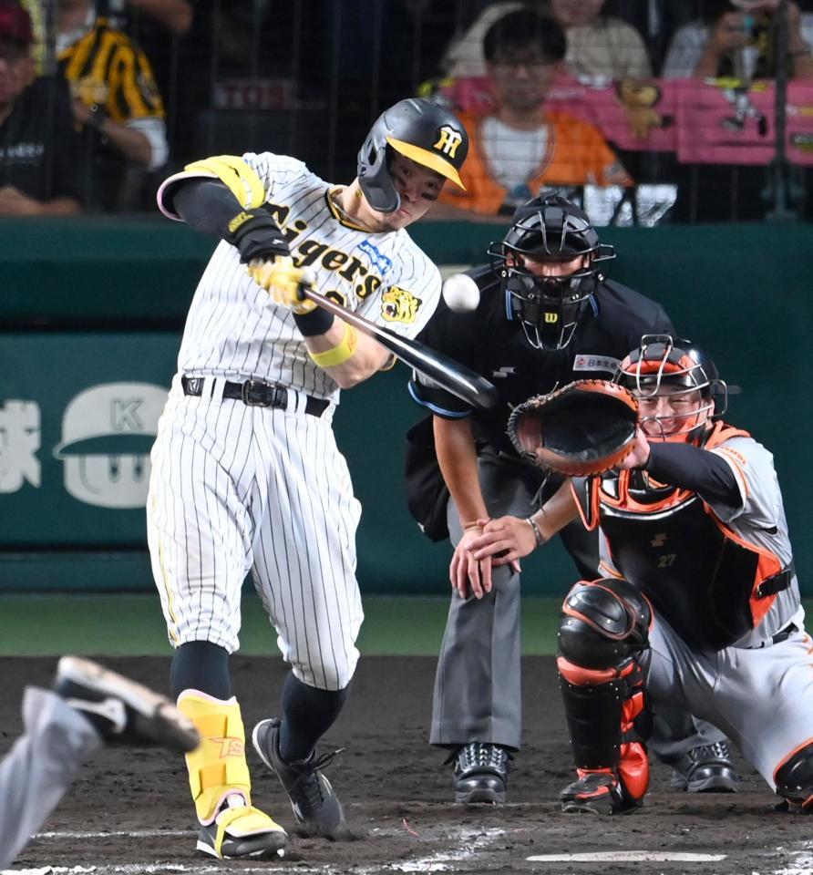 　８回、中前打を放つ佐藤輝（撮影・飯室逸平）