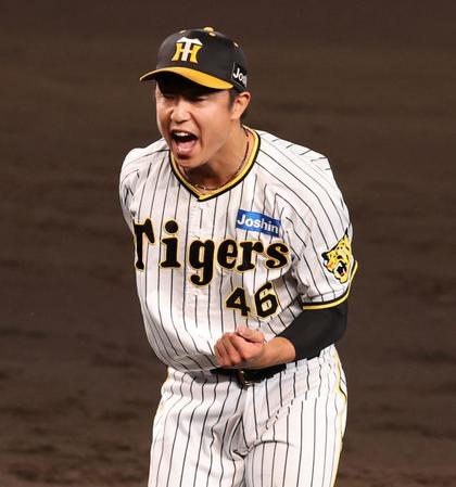 　８回、丸を空振り三振に打ち取りガッツポーズの島本（撮影・山口登）