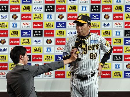 　優勝を決めインタビューを受ける岡田監督（撮影・山口登）