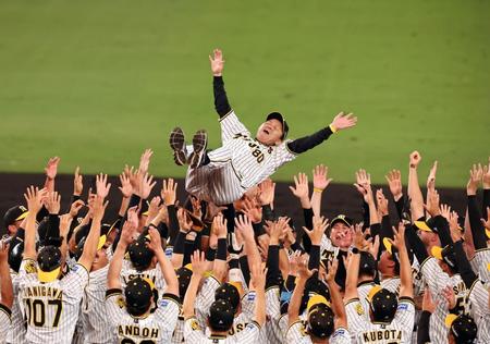 　優勝を決めナインから胴上げされる岡田監督（撮影・山口登）