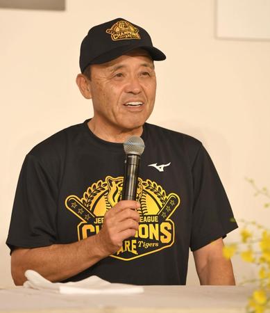 　優勝を決め、共同記者会見をする岡田監督（撮影・北村雅宏）