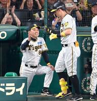 　３回、先制の満塁弾を放った佐藤輝（右）を笑顔で迎える岡田監督
