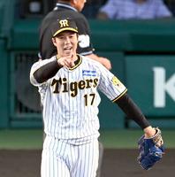 　１回、秋広を併殺に仕留め、笑顔の青柳（撮影・飯室逸平）