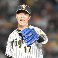 　２回、岡田を併殺に打ち取り、笑顔を見せる青柳（撮影・高部洋祐）