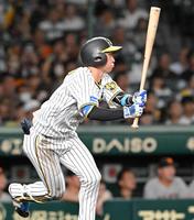 　１回、中前打を放つ近本＝撮影・北村雅宏（切り込み写真）３回、中前打を放つ＝撮影・高部洋祐