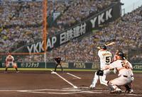 　１回、中前打を放つ近本（撮影・北村雅宏）