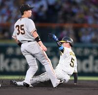 　１回、二盗を決める近本（右）。左は遊撃手の門脇（撮影・中田匡峻）