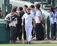 　グラウンド入りする岡田監督（撮影・立川洋一郎）