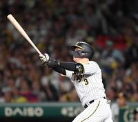 　６回、先制の中犠飛を放つ大山（撮影・中田匡峻）