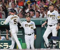 　６回塁、大山の先制中犠飛で生還した近本（左）を迎える岡田監督（撮影・中田匡峻）